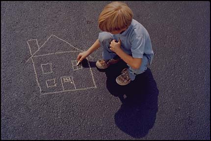 Композиция - мальчик рисует на асфальте мелом